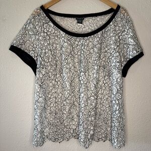 Torrid Sheer Lace Floral Top Short Sleeve White/Black Women’s Size 2X (Torrid 2)